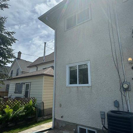 Вилла Walking Distance To St Boniface, Easy Parking Виннипег Экстерьер фото