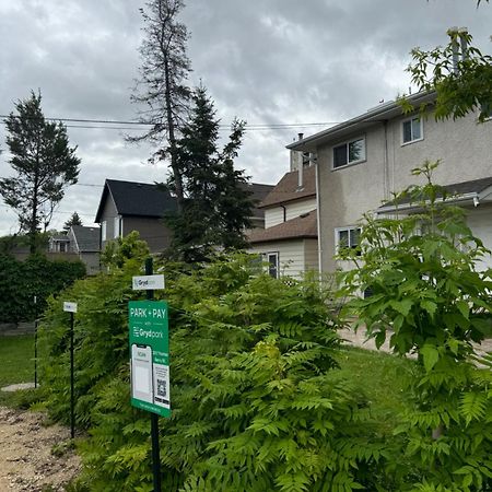 Вилла Walking Distance To St Boniface, Easy Parking Виннипег Экстерьер фото