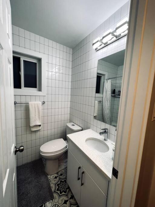 Вилла Walking Distance To St Boniface, Easy Parking Виннипег Экстерьер фото
