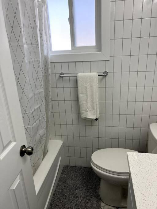 Вилла Walking Distance To St Boniface, Easy Parking Виннипег Экстерьер фото