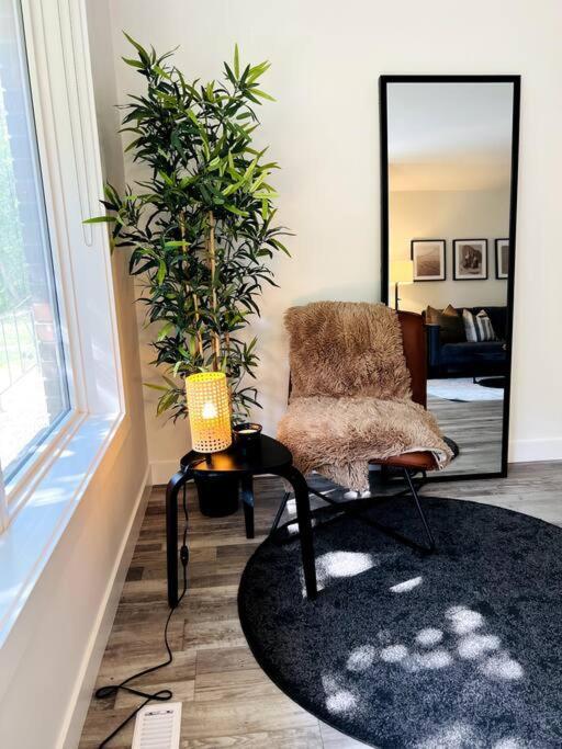 Вилла Walking Distance To St Boniface, Easy Parking Виннипег Экстерьер фото